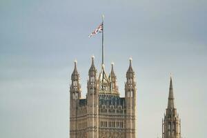 bellissimo Basso angolo Visualizza di storico grande Ben orologio Torre a partire dal fiume Tamigi e Londra occhio, Westminster centrale Londra, Inghilterra grande Gran Bretagna, UK. Immagine catturato durante nuvoloso giorno di agosto 2°, 2023 foto