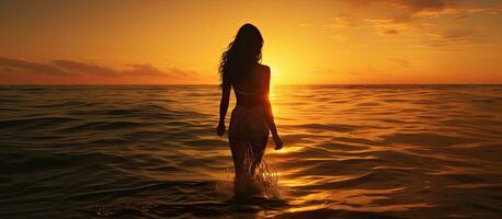 donna S figura su spiaggia a tramonto con vuoto spazio foto