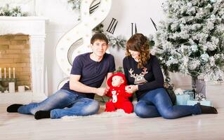 Natale famiglia ritratto nel casa vacanza vivente camera, Casa decorazione di natale albero foto