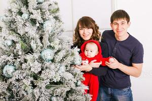 Natale famiglia ritratto nel casa vacanza vivente camera, Casa decorazione di natale albero foto