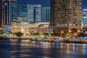 ho chi minh, viet nam - 3 agosto 2023 ho chi minh città orizzonte e il saigon fiume. sorprendente colorato notte Visualizza di grattacielo e altro moderno edifici foto