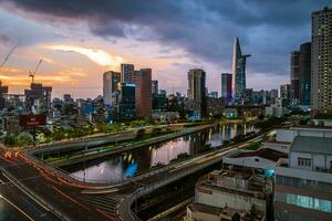 ho chi minh, viet nam - 22 giugno 2023 aereo Visualizza di bitexco Torre, edifici, strade e saigon fiume nel ho chi minh città foto