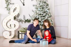 Natale famiglia ritratto nel casa vacanza vivente camera, Casa decorazione di natale albero foto