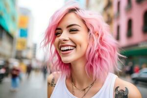 ragazza con rosa capelli con tatuaggi su il strada, foto