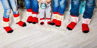 contento famiglia con Natale calzini. inverno vacanza concetto foto