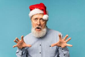 arrabbiato Santa spaventa bambini, uomo indossa Santa cappello mostrare aggressivo emozioni - negativo e cattivo umore Natale concetto foto