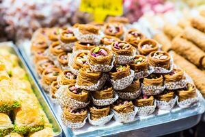 Baklava in un mercato a Istanbul foto