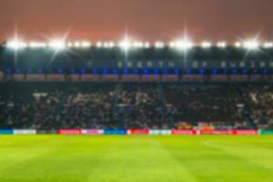 sfocato de-focalizzato stadio calcio crepuscolo sfondo. foto