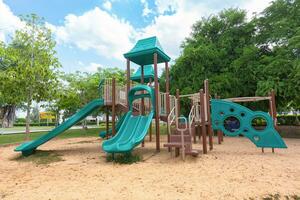 terreno di gioco per bambini su cortile nel il parco. foto