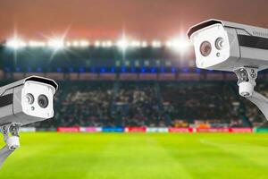 cctv sicurezza nel stadio calcio a crepuscolo sfondo. foto