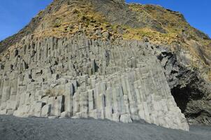 basalto colonne trovato nel vik dell'islanda spiaggia foto