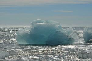 freddo lastrone di ghiaccio nel un' lago nel Islanda foto