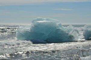 vicino su di un' grande iceberg nel un islandese laguna foto