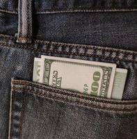 dollari ed euro nella tasca dei jeans