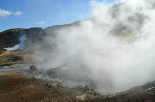 cottura a vapore paesaggio con caldo vapori crescente via il terra foto