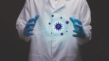 medico che tocca l'ologramma elettronico coronavirus moderno schermo virtuale illustrazione foto