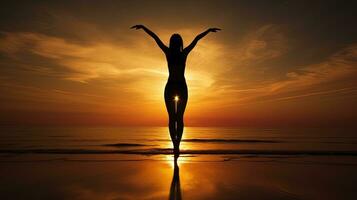 femmina ginnasta S ombra nel spiaggia tramonto. silhouette concetto foto