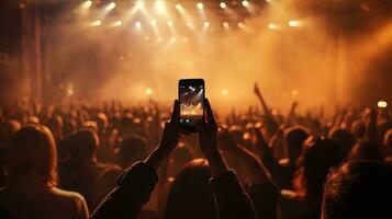 Fotografare o le riprese il concerto utilizzando un' smartphone. silhouette concetto foto