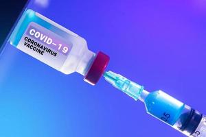 vaccino contro il coronavirus vaccinazione contro il coronavirus con fiala di vaccino e strumento di iniezione della siringa per il trattamento della vaccinazione. su un bellissimo sfondo