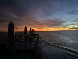 tramonto nel il mezzo di il indiano oceano. oceano Visualizza a partire dal il massa vettore ponte prospiciente il hold foto