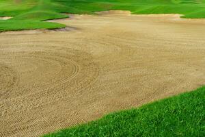 golf corso sabbia fossa bunker, verde erba circostante il bellissimo sabbia fori è uno di il maggior parte stimolante ostacoli per giocatori di golf e Aggiunge per il bellezza di il golf corso. foto