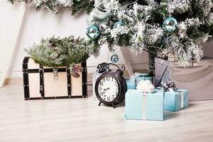 Natale orologio e abete albero foto