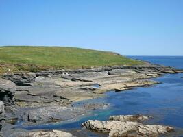 scogliere e colline a il atlantico oceano, rocce canyon, bellezza nel natura. vacanza viaggio per Irlanda sfondo foto