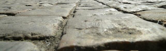 strada pavimentata con vecchio pietre foto