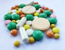 colorato pillole impostare, medicina sfondo foto