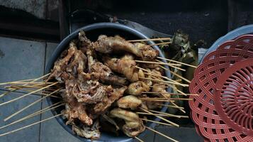 il processi di ardente satay su il ardente carboni foto