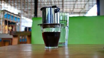 caldo caffè gocciolante nel vietnamita stile foto