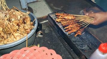 il processi di ardente satay su il ardente carboni foto