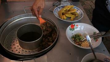 soto lamongan venditore prepara un' menù a il suo stalla foto