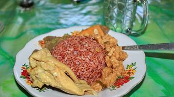 indonesiano cucina rosso riso foto