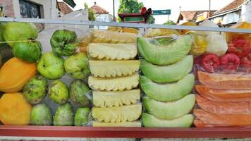 frutta rujak carrello di strada fornitori. rujak frutta o tradizionale frutta insalata a partire dal Indonesia foto