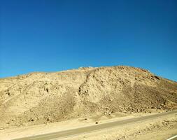 strada attraverso il deserto, sinai montagne, colline foto