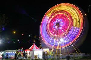 Ferris ruota ath il buio notte foto