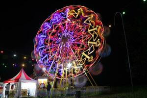 Ferris ruota ath il buio notte foto