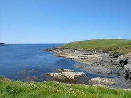 scogliere e colline a il atlantico oceano, rocce canyon, bellezza nel natura. vacanza viaggio per Irlanda sfondo foto