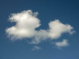 singolo bianca nube al di sopra di blu cielo sfondo. soffice cumulo nube forma foto