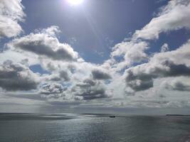 carico nave nel il Aperto mare. bianca nuvole e mare sfondo foto