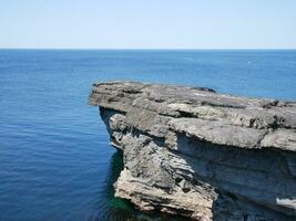 scogliere e atlantico oceano, rocce canyon e laguna, bellezza nel natura. vacanza viaggio sfondo foto