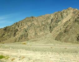 strada andando attraverso sinai montagne, colline e deserto foto