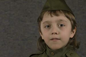 un' giovane ragazzo nel uniforme foto