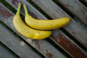 banane fresche su fondo di legno foto