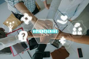 il volontariato concetto, gruppo di persona unendo mani insieme con il volontariato icona su virtuale schermo. foto