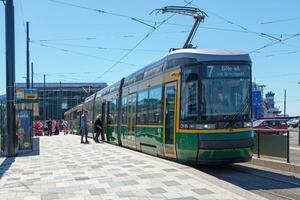 Helsinki, Finlandia - giugno 18 2019 - tranvia a il ovest porto nel Helsinki foto