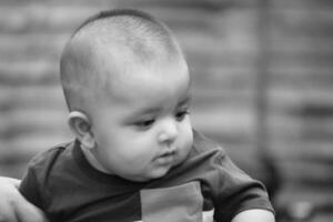 vicino su tiro di carino asiatico pakistano 4 mesi vecchio bambino ragazzo, chi è godendo a casa giardino a luton città di Inghilterra UK. Immagine era catturato su luglio 23, 2023 foto