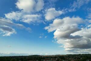 alto angolo di droni telecamera metraggio di drammatico nuvole e cielo al di sopra di il luton città di Inghilterra UK, agosto 4°, 2023 foto