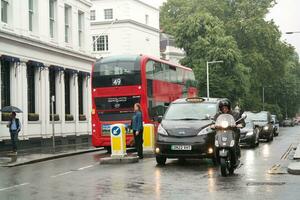 Basso angolo Visualizza di occupato centrale Londra città e strada con traffico durante pioggia e nuvoloso giorno al di sopra di Inghilterra grande Gran Bretagna di UK. Immagine era catturato su agosto 2°, 2023 foto